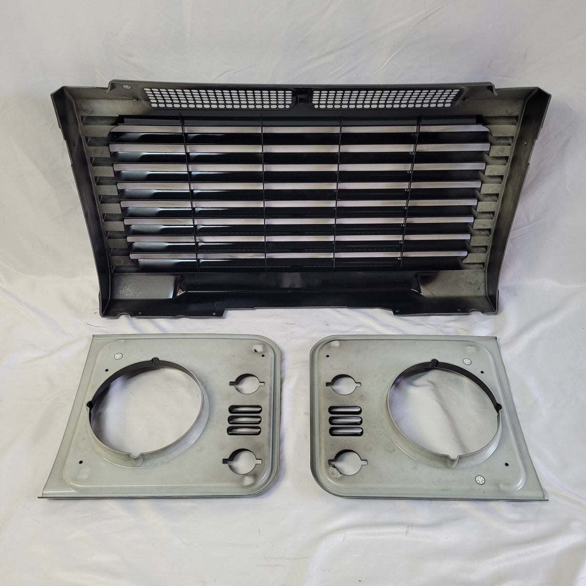 DEFENDER Upgraded Grille & Headlight Surround Set Gloss BLACK LR008362UKB