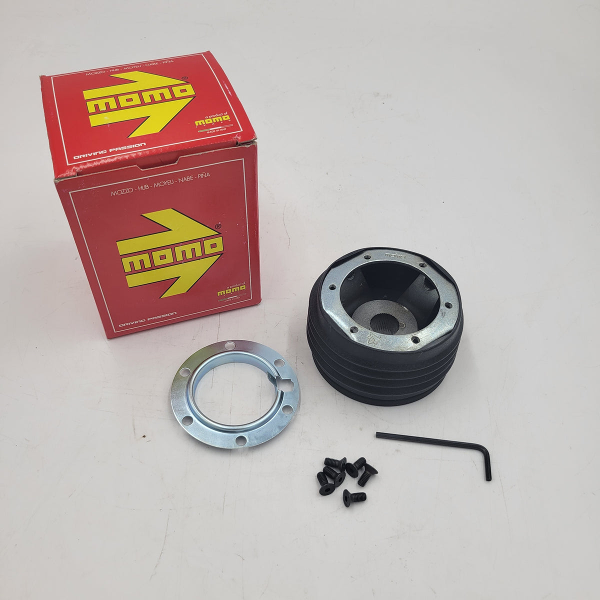 LR Defender FA onwards with DSC Momo 48 Spline Boss DA5736