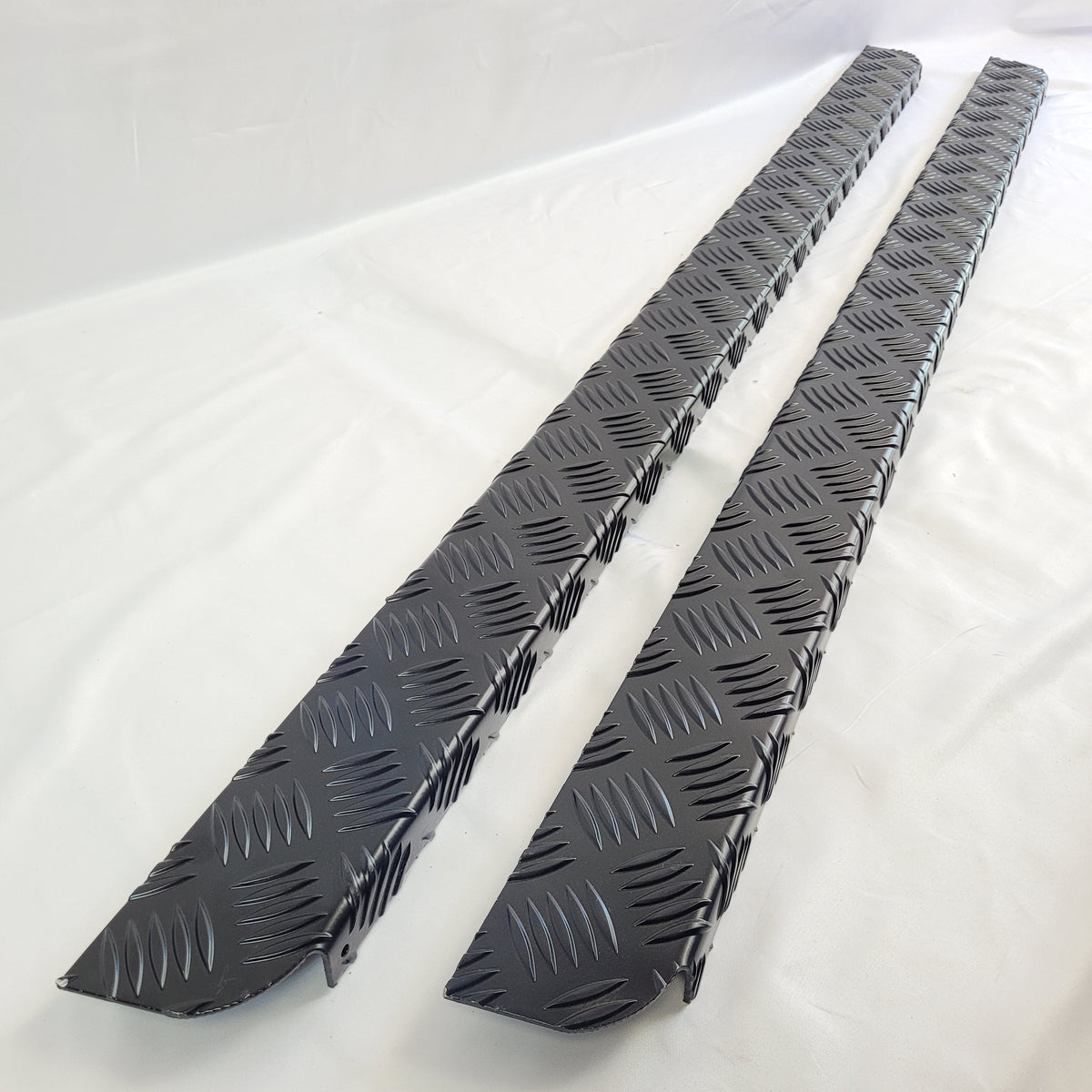 Land Rover Defender 90 2MM Chequer plate Sill Protector Black LR75B