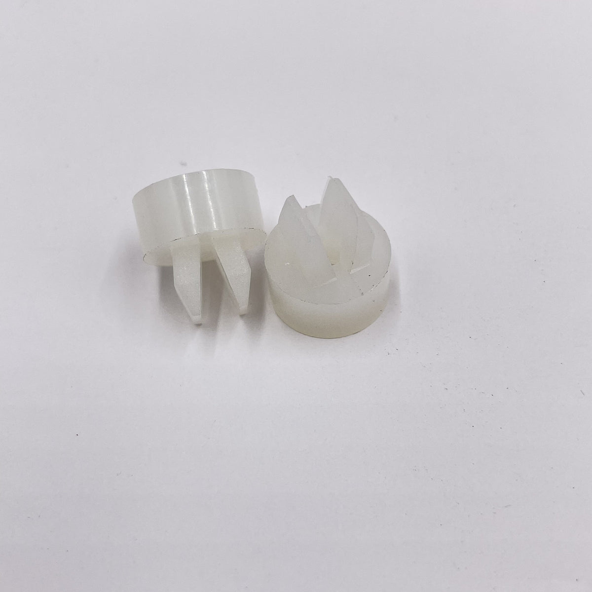 SET of 2 LR DISCOVERY I / RR Classic Nylon Nut to Accept Drive Screw Part RTC3746