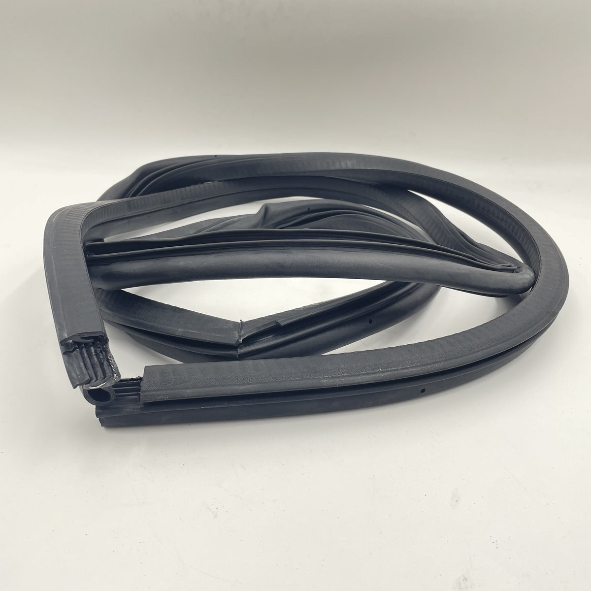 LR DEFENDER 83-16 Door Seal Front LH Part JM-91539 / LR077686