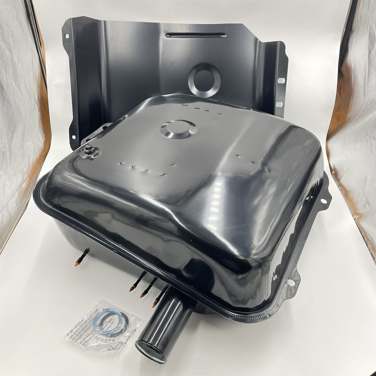 LR DEFENDER RR CLASSIC FUEL TANK WITH CRADLE JM-99153 / NTC4553 / ESR2000