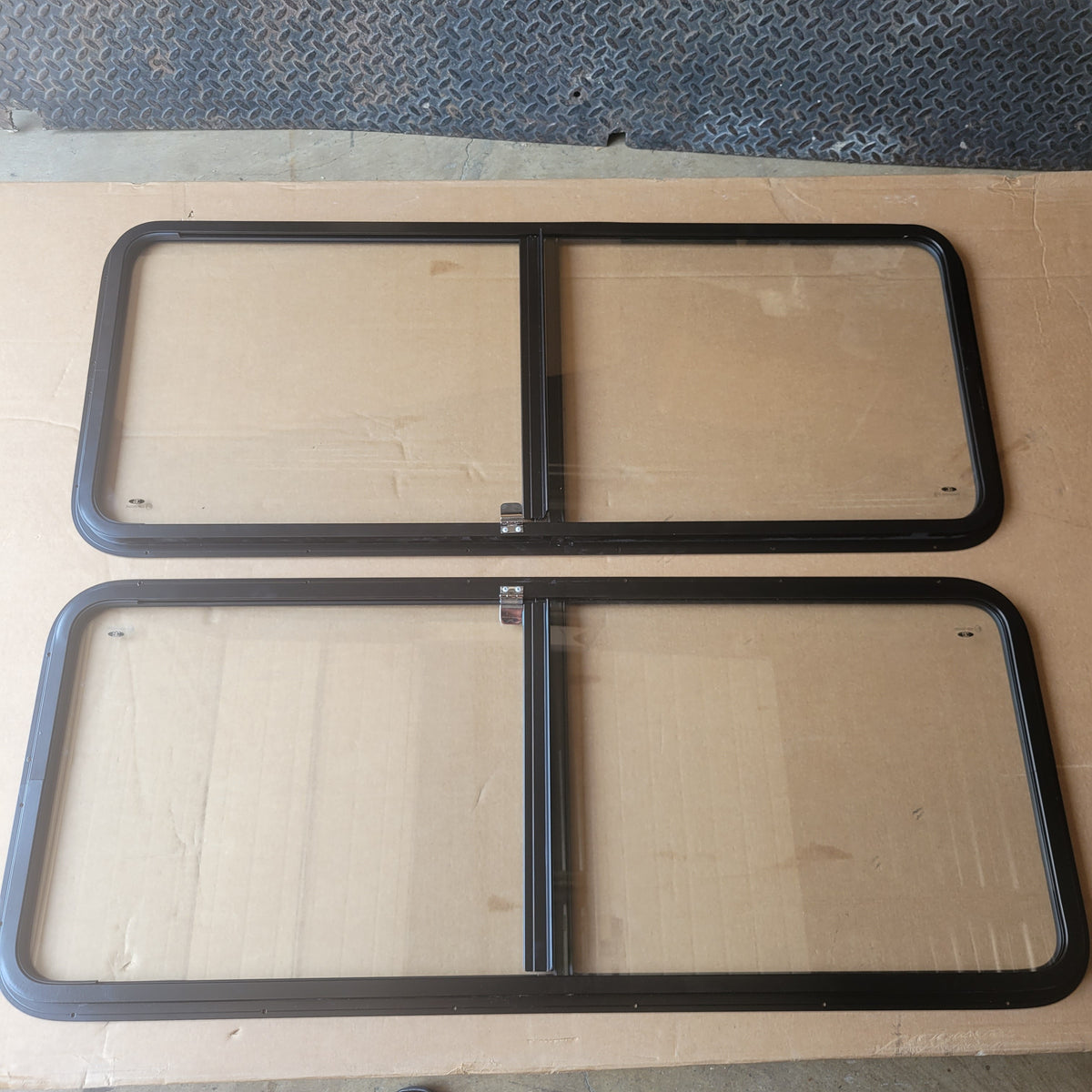 LR DEFENDER SERIES Sliding Window Kits With Clear Glass & DAMAGED LOCKS DA4032