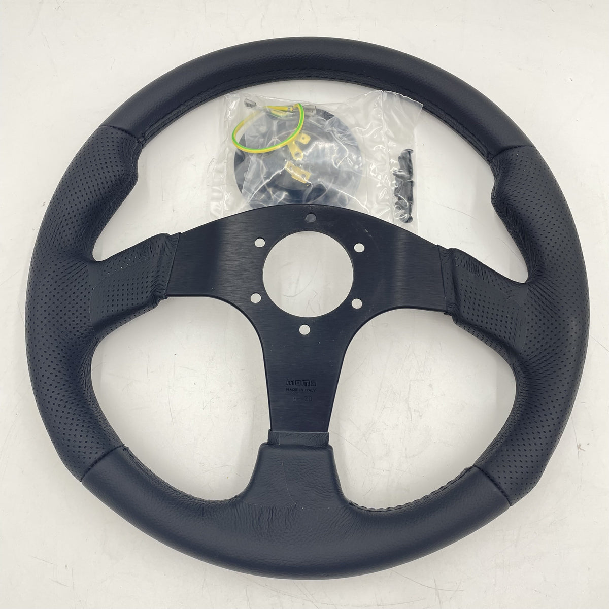 LR DEFENDER Black Leather 350mm Momo Jet Steering Wheel M11102915211L / DA5727